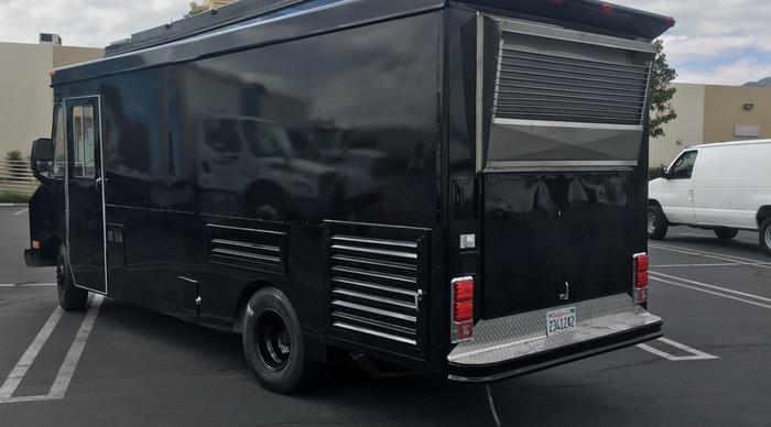 SHINY BLACK Fully Equipped Food Truck - GMC / P3500 / 1989 - For Sale